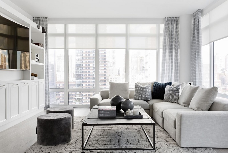 Living modern cu mobila alba si canapea in forma de L
