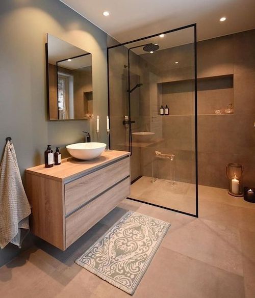 idee amenajare baie mare cu perete de dus si mobilier modern