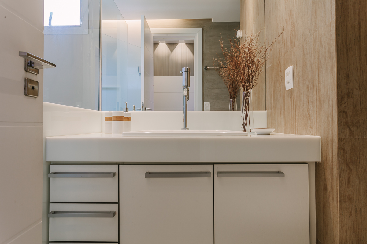 amenajare apartament baie mobilier modern alb