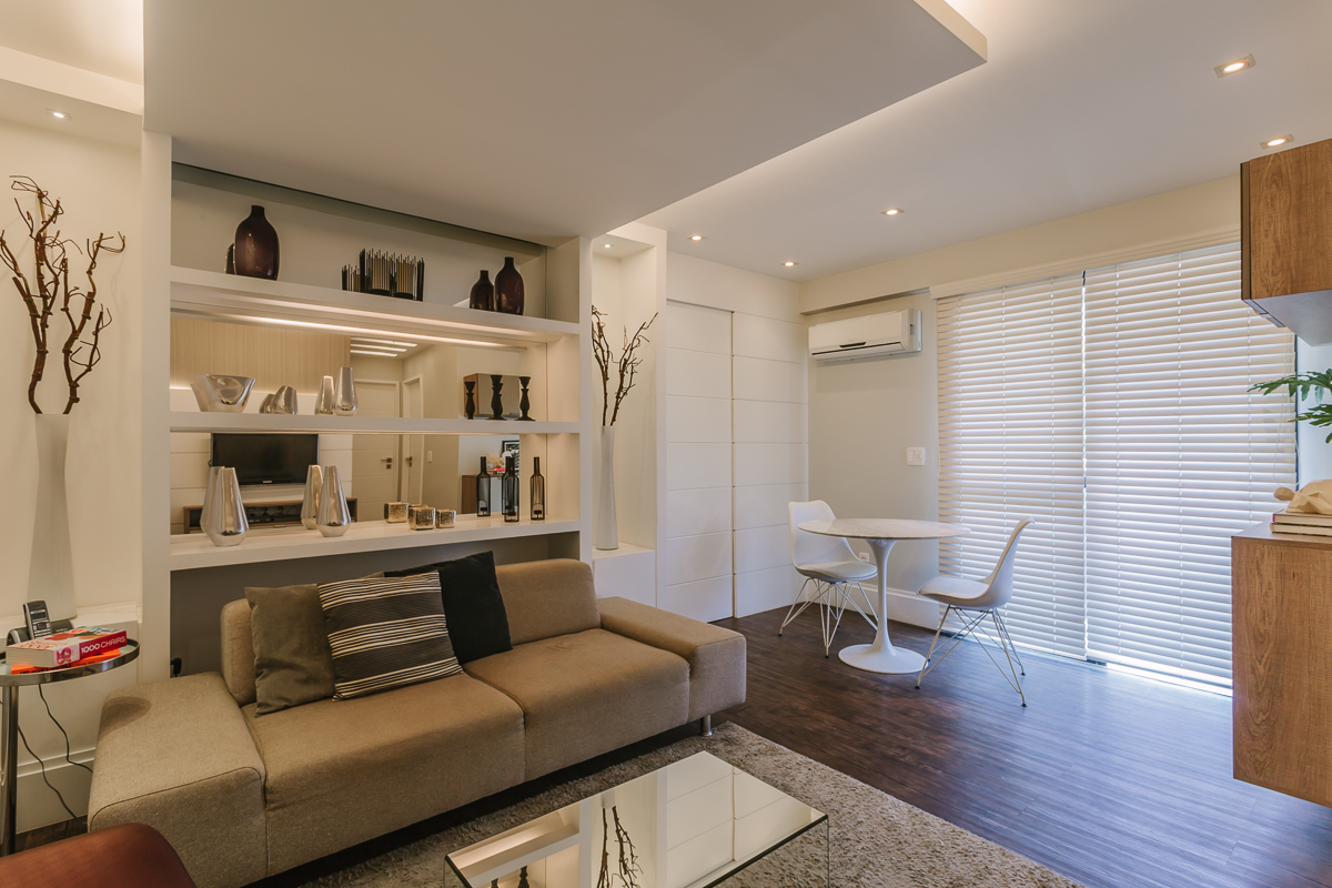 living modern apartament canapea gri moderna etajere living