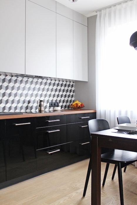 mobila bucatarie alb negru blat maro modern parchet in bucatarie