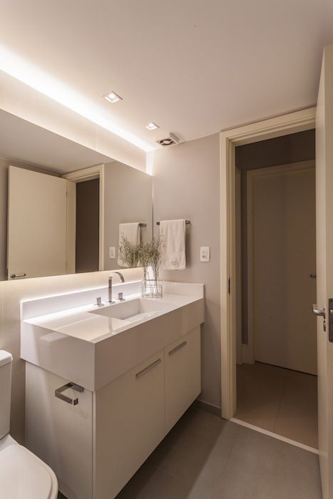 amenajare baie moderna cu mobilier lavoar alb oglinda mare cu led
