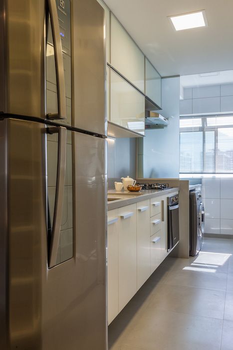 amenajare bucatarie moderna mobilier lucios alb