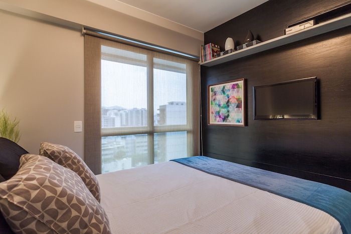 amenajari interioare dormitor cu balcon modern perete negru cu tv