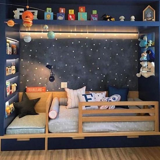 idei de amenajare camera baieti perete cu spatiu galaxie