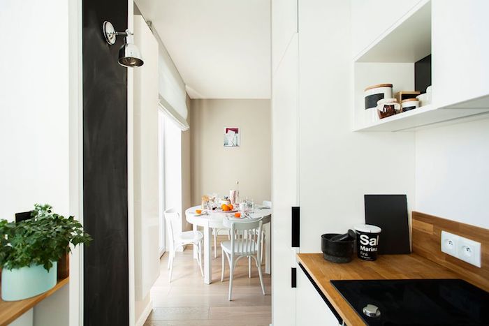 loc de luat masa in living amenajare apartament mic 2 camere