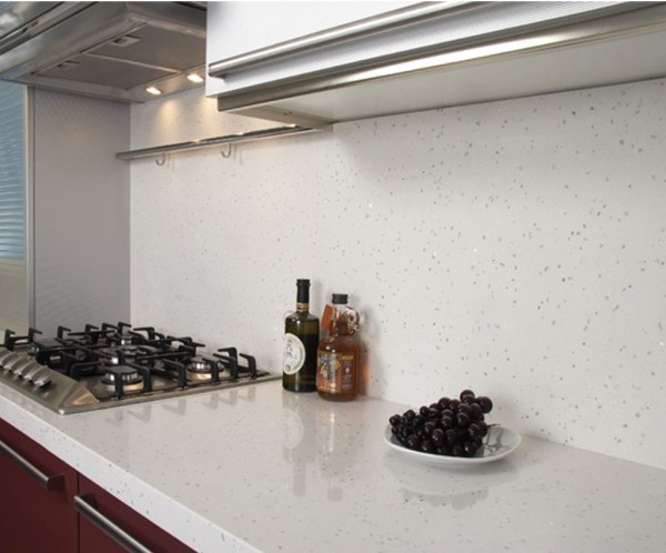 blat bucatarie alb din quartz bucatarie moderna alba