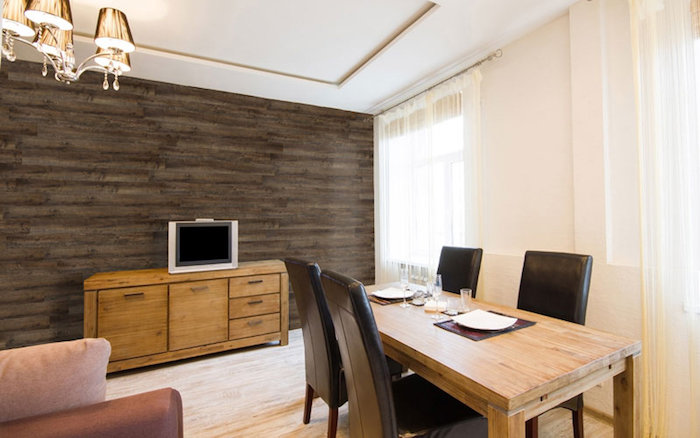 montarea parchetului laminat pe perete living
