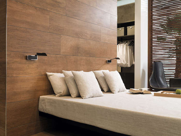 parchet laminat pe perete dormitor modern