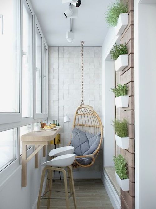 amenajare balcon inchis flori in balcon perete din lemn