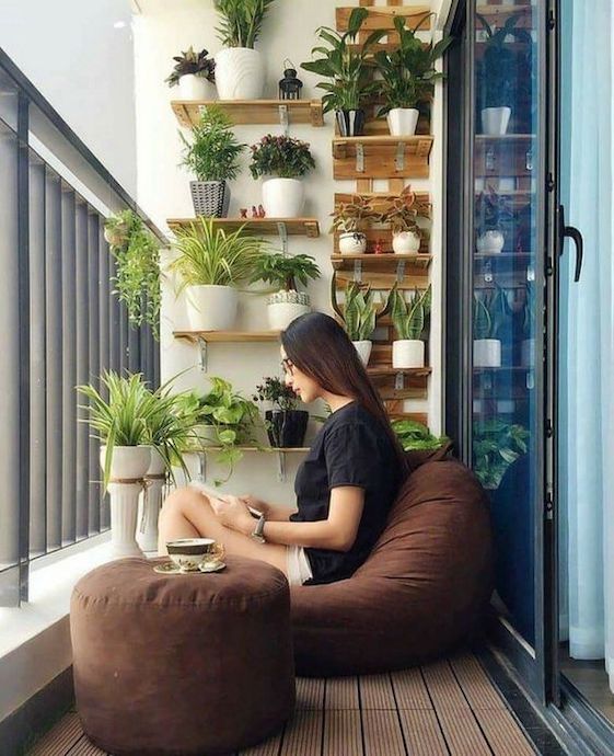 idei amenajare balcon taburet si puf