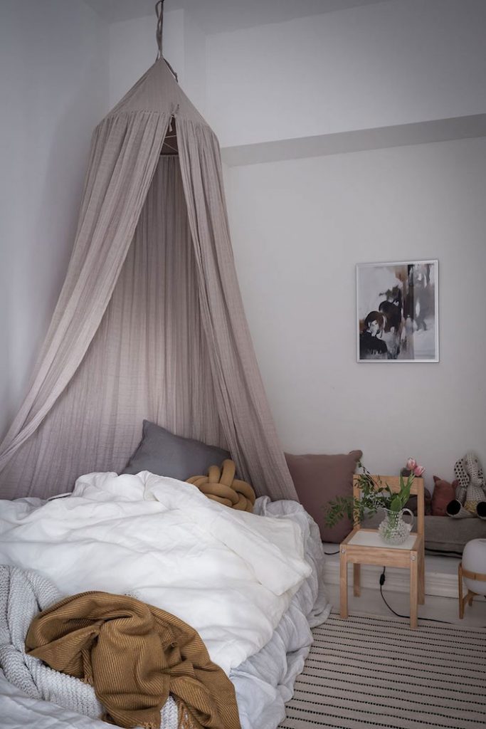 amenajare dormitor in stil scandinav cu mobilier in stil scandinav si piese din mobilier