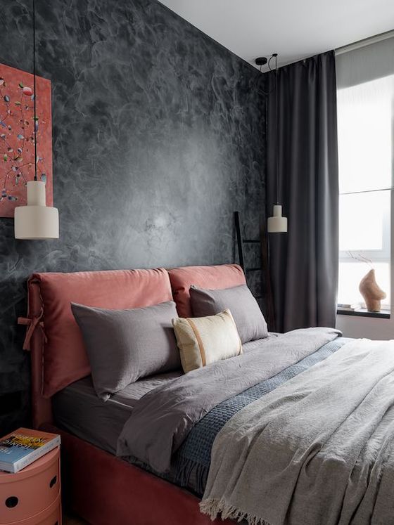 amenajare dormitor perete negru pat rosu